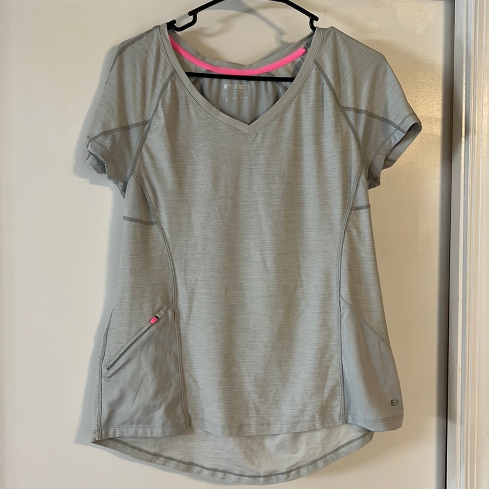 Layers Performance top with zipper pocket